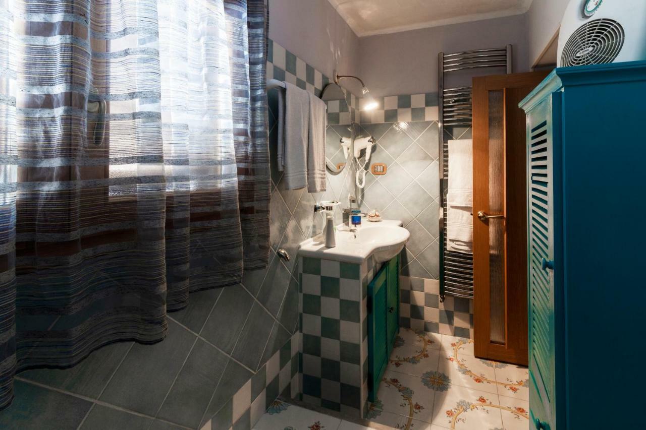 Flori'S Bed & Breakfast เวียเรจโจ ภายนอก รูปภาพ